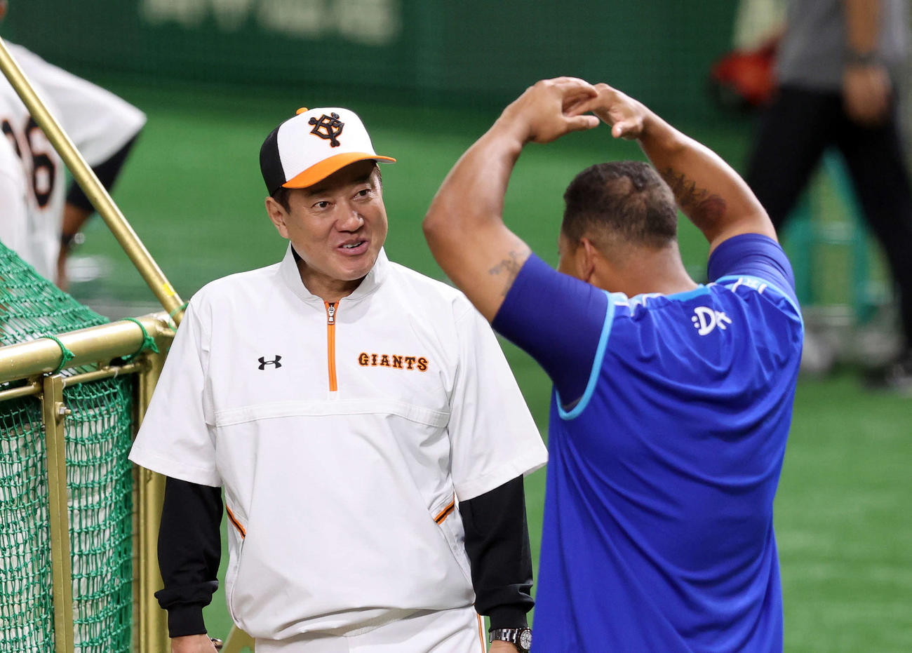 練習中、DeNAロペスと笑顔で話す巨人原監督（撮影・鈴木正人）