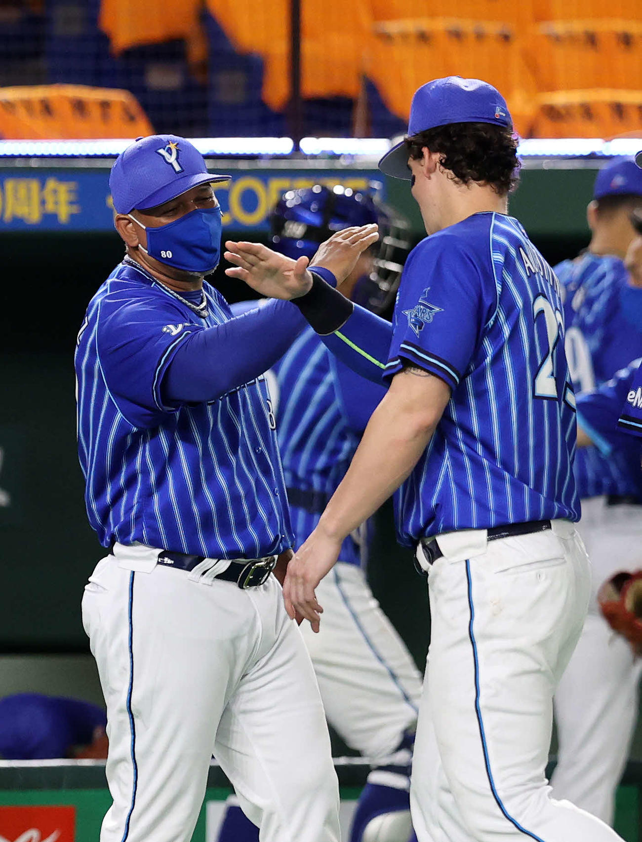 巨人対DeNA　勝利しオースティン（右）を迎えるラミレス監督（撮影・鈴木正人）