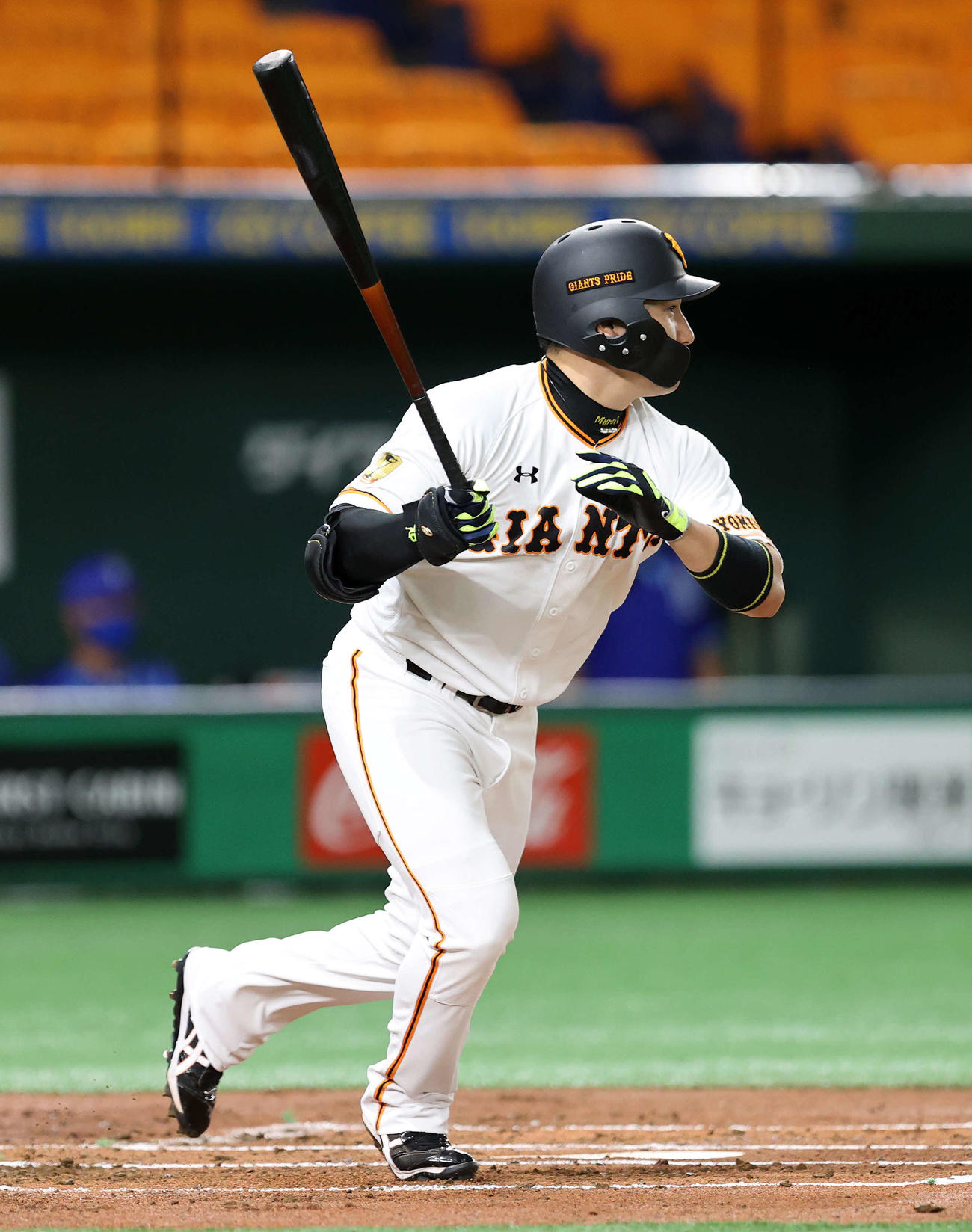 巨人対DeNA　1回裏巨人無死三塁、丸は中前適時打を放つ（撮影・鈴木正人）