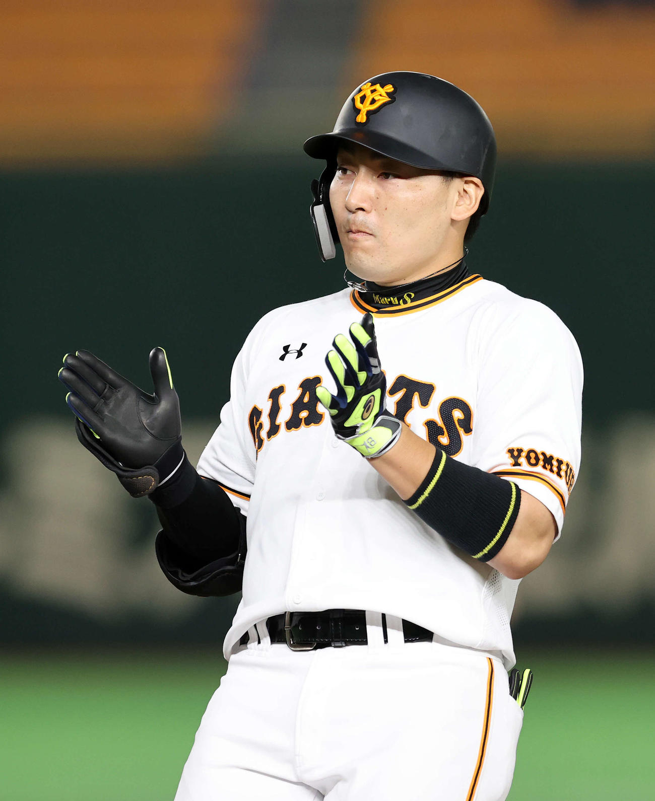 巨人対DeNA　1回裏巨人無死三塁、丸は中前適時打を放ち拍手する（撮影・鈴木正人）