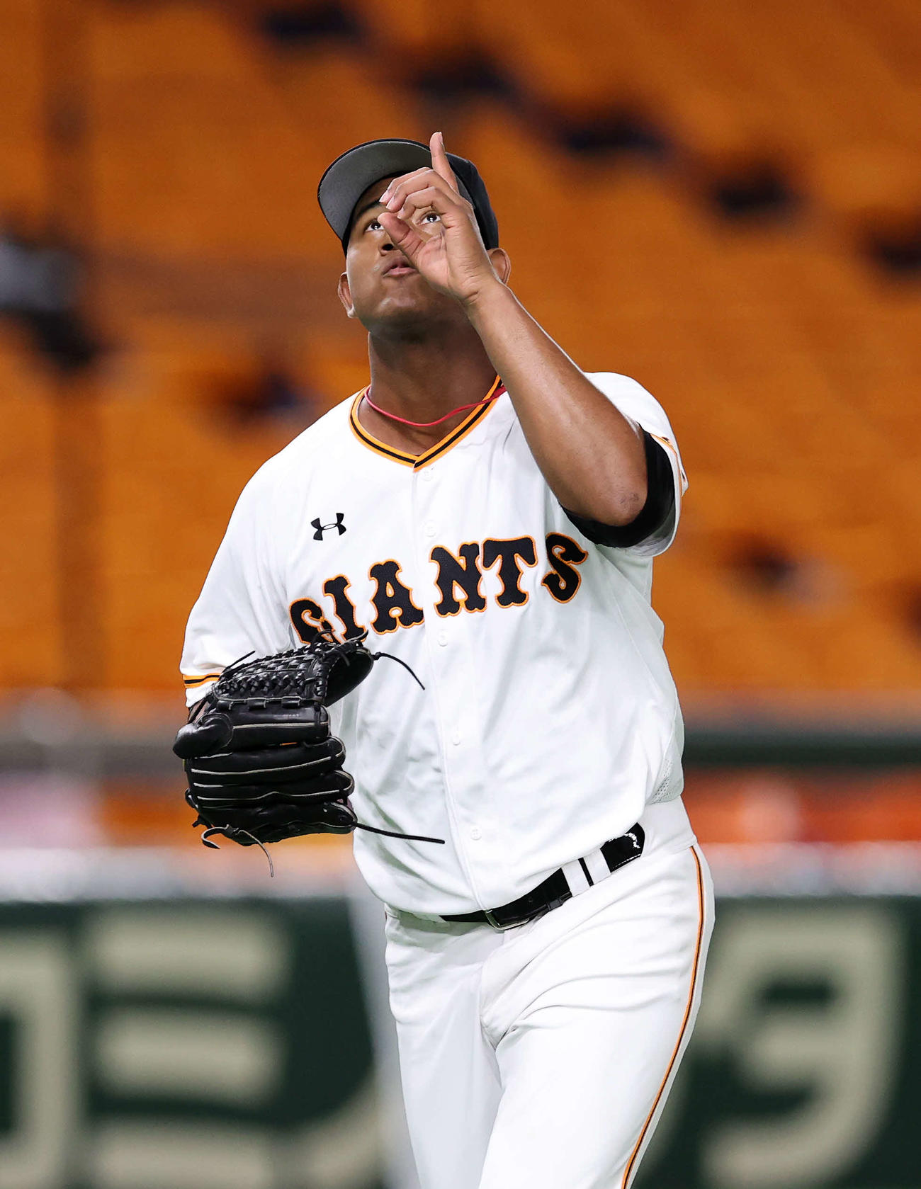 巨人対DeNA　1回表、DeNAの攻撃を抑えポーズする巨人メルセデス（撮影・鈴木正人）