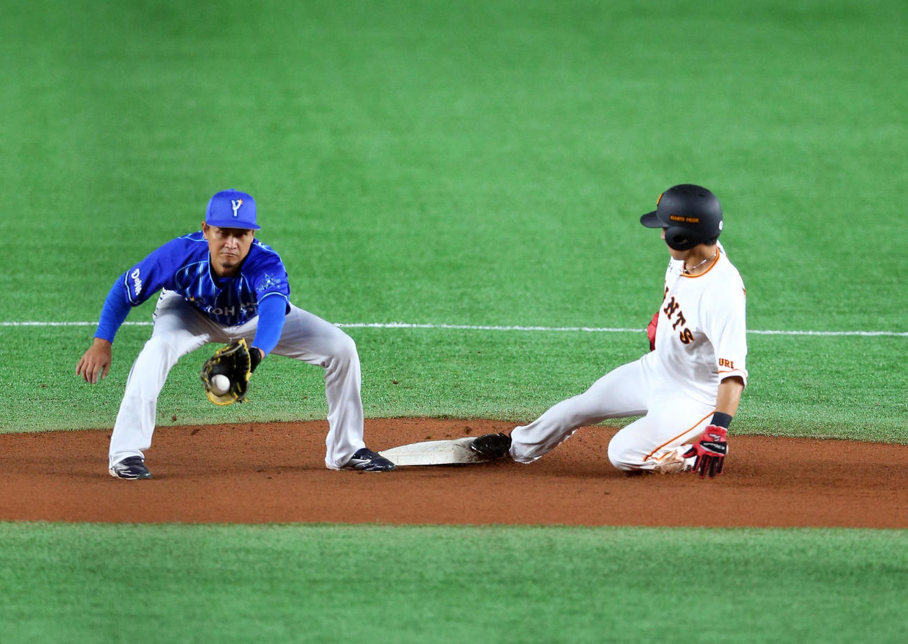 巨人対DeNA　1回裏巨人無死一塁、、二塁盗塁する増田大。左は大和（撮影・大野祥一）