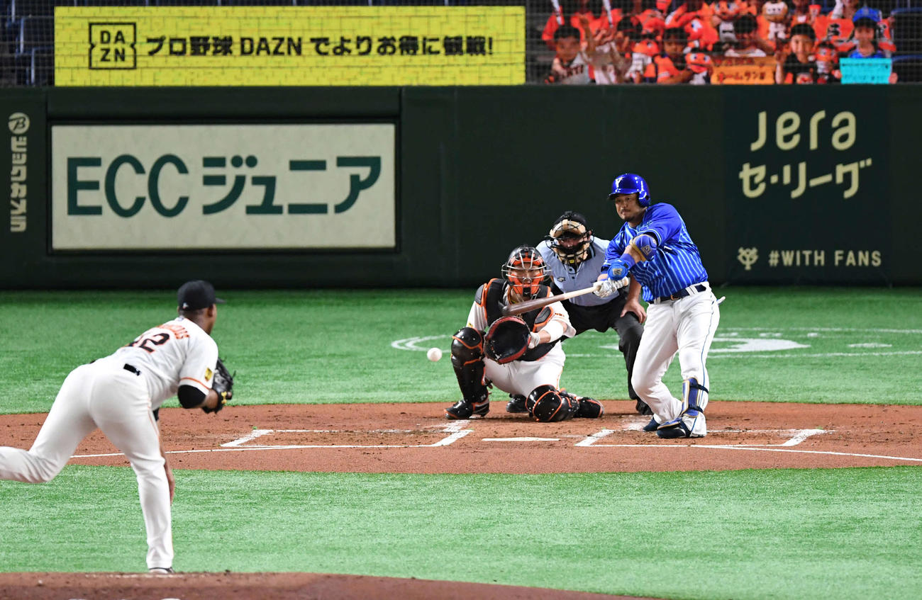 巨人対DeNA　2回表DeNA無死一塁、宮崎は二ゴロを打ち併殺を招く。投手メルセデス（撮影・山崎安昭）