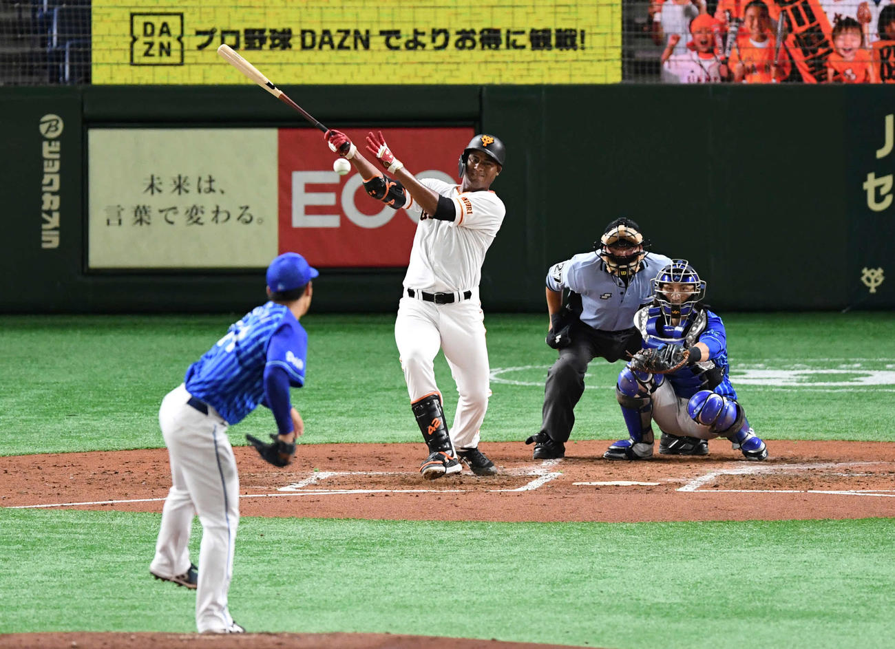 巨人対DeNA　3回裏巨人無死、メルセデスは中前打を放つ。投手桜井（撮影・山崎安昭）