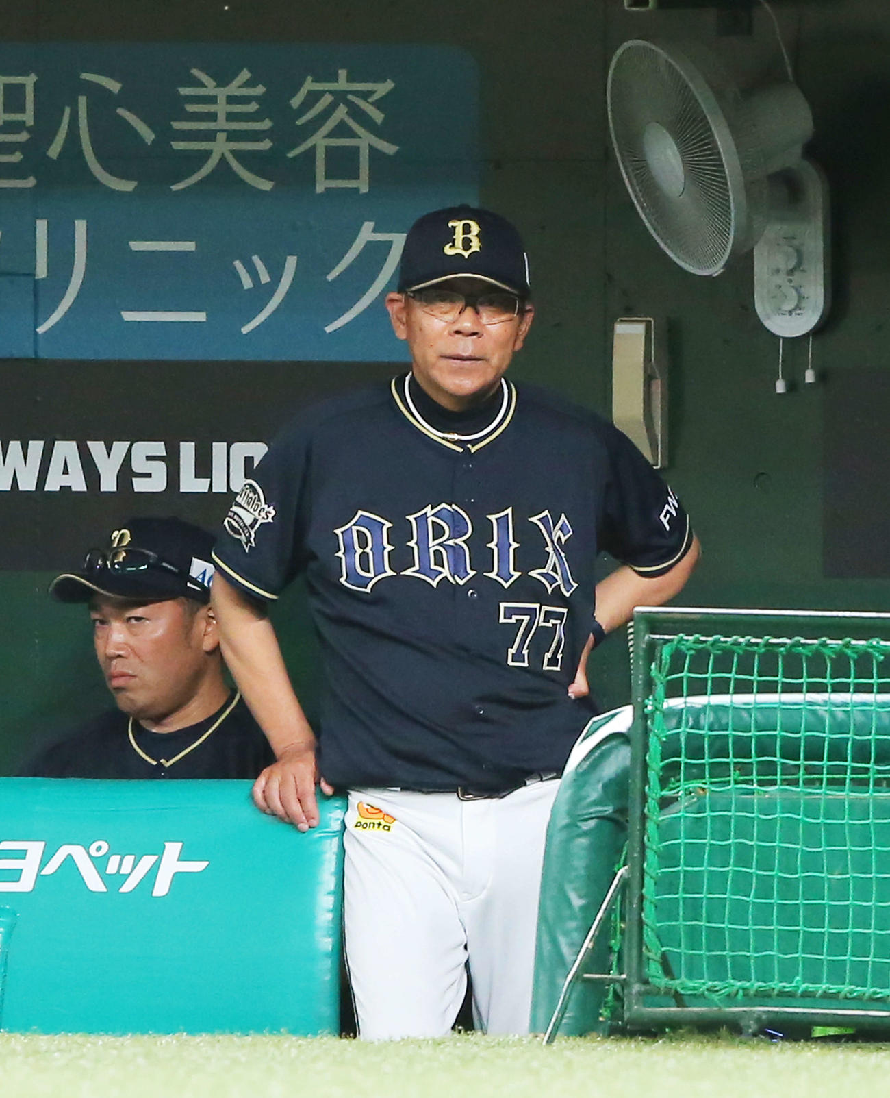 西武対オリックス　西武に敗れ、腰に手を当て呆然と立ちつくす西村監督（撮影・河田真司）