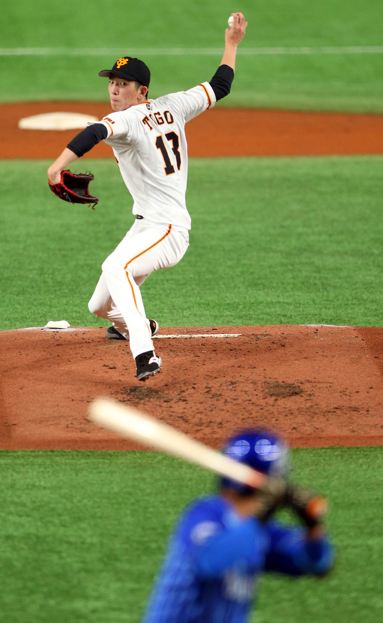 巨人対DeNA　2回表DeNA2死、大和（手前）に投げ込む巨人戸郷（撮影・大野祥一）