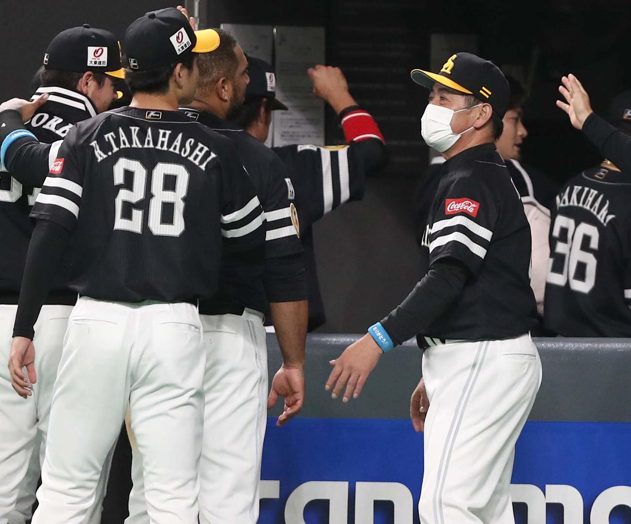 日本ハム対ソフトバンク　試合後、ナインを出迎える工藤監督（撮影・黒川智章）