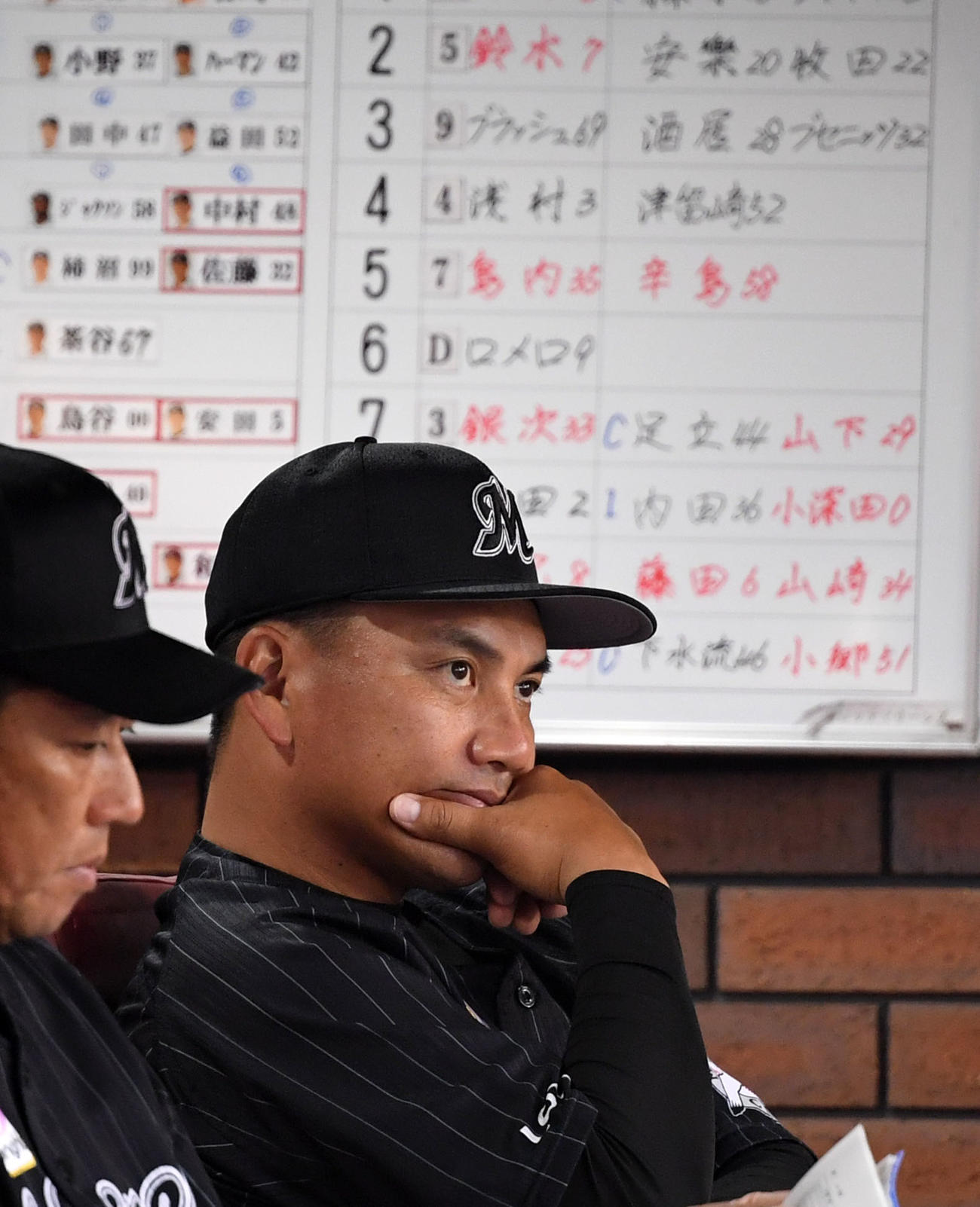 楽天対ロッテ　厳しい表情でグラウンドを見つめるロッテ井口監督（撮影・横山健太）