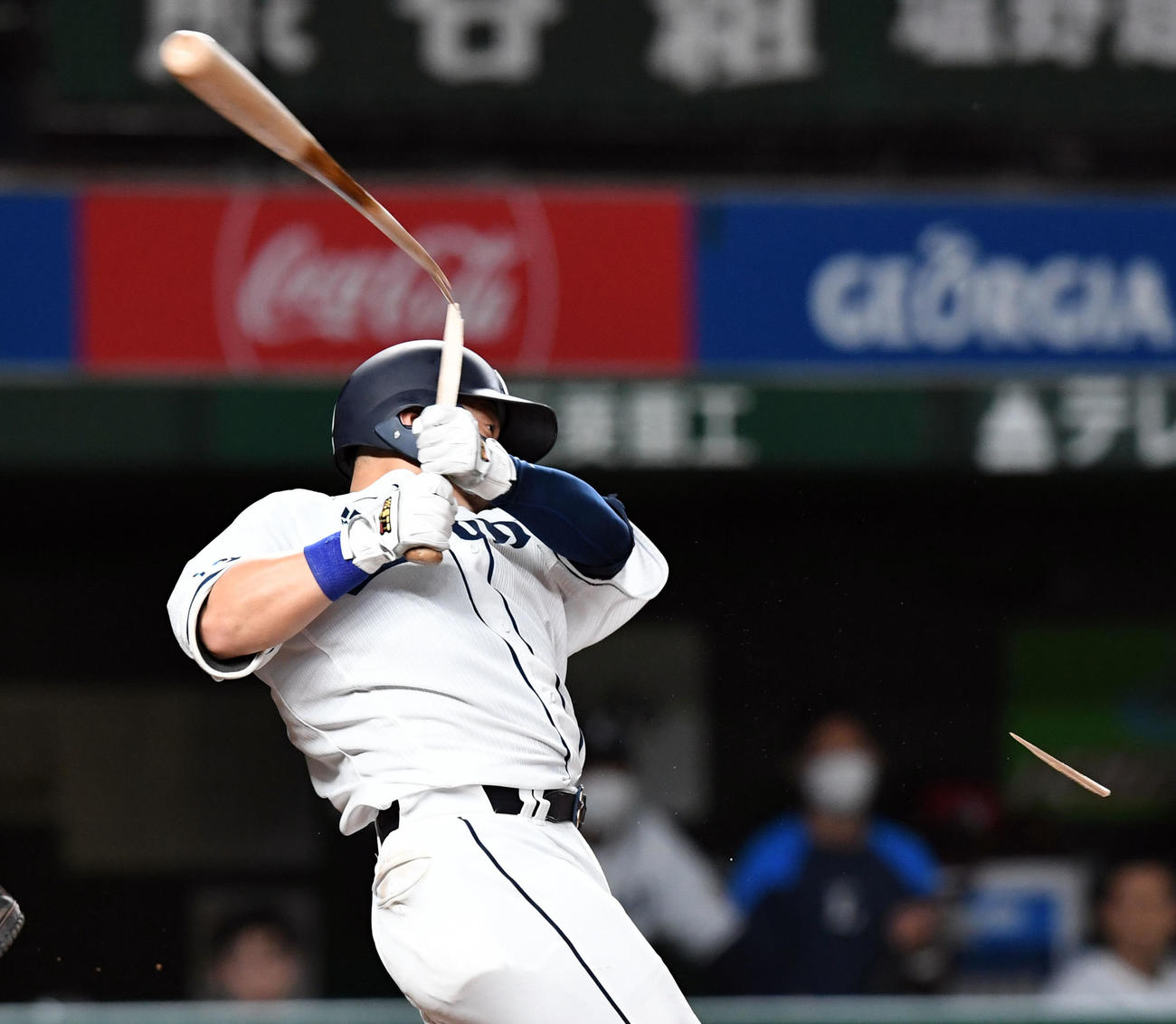 西武対オリックス　4回裏西武1死、バットをへし折られ遊飛に倒れる森（撮影・たえ見朱実）