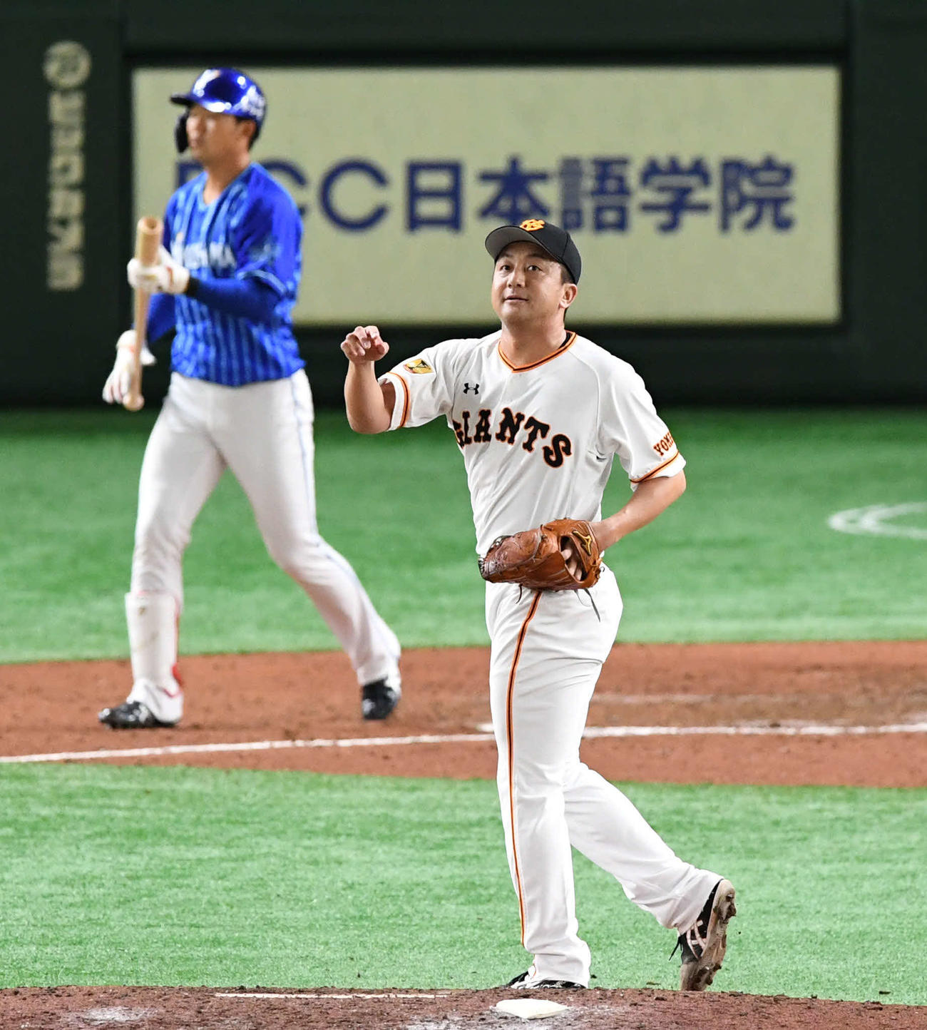 巨人対DeNA　8回表DeNA1死一塁、沢村は楠本を四球で歩かせる（撮影・山崎安昭）