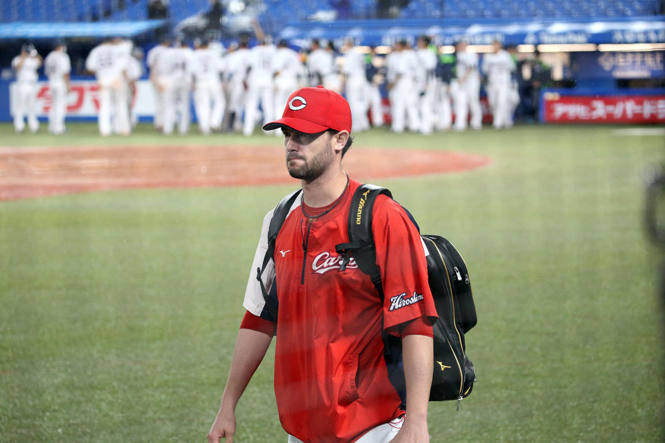 ヤクルト対広島　試合後、ヤクルトの選手が勝利の喜びを分かち合う中、引き揚げるK・ジョンソン（撮影・狩俣裕三）