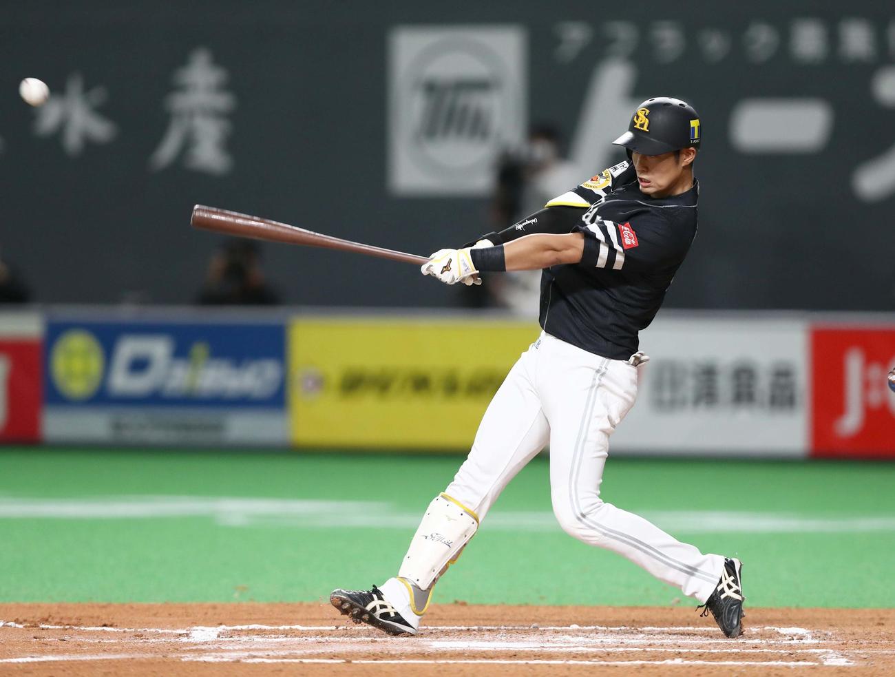 日本ハム対ソフトバンク　6回表ソフトバンク2死二塁、中前適時打を放つ上林（撮影・黒川智章）