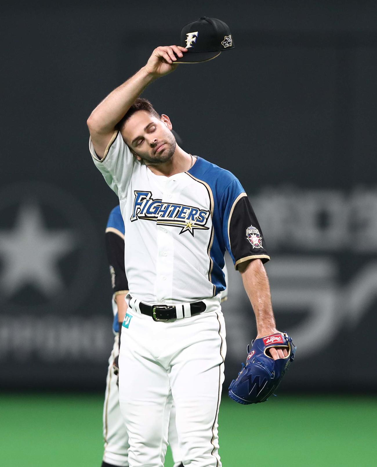 日本ハム対ソフトバンク　6回に2失点し汗を拭くマルティネス（撮影・黒川智章）