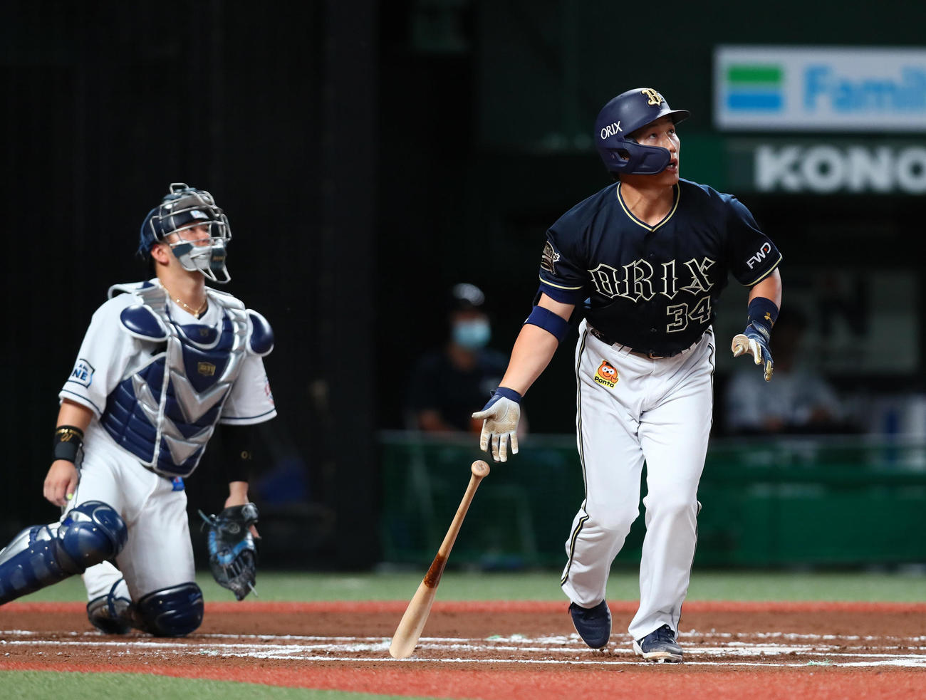 西武対オリックス　6回表オリックス無死一塁、吉田正尚は右越え2点本塁打となる打球を見つめる。西武捕手森（撮影・足立雅史）