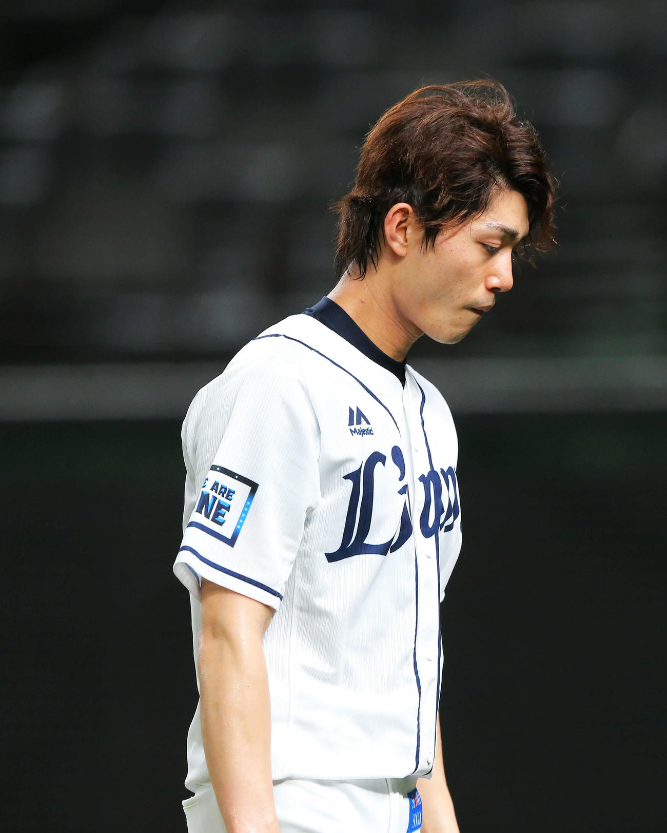 西武対オリックス　6回表オリックス1死一、二塁、宮川と投手交代し、うつむきベンチへ下がる今井（撮影・河田真司）