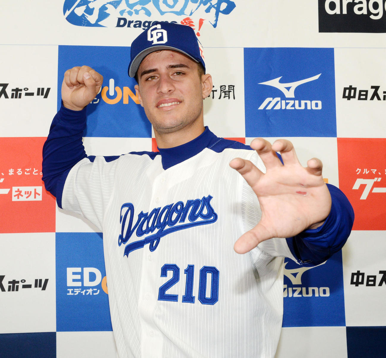 18年3月14日、入団会見を行ったＡ・マルティネス（撮影・前岡正明）