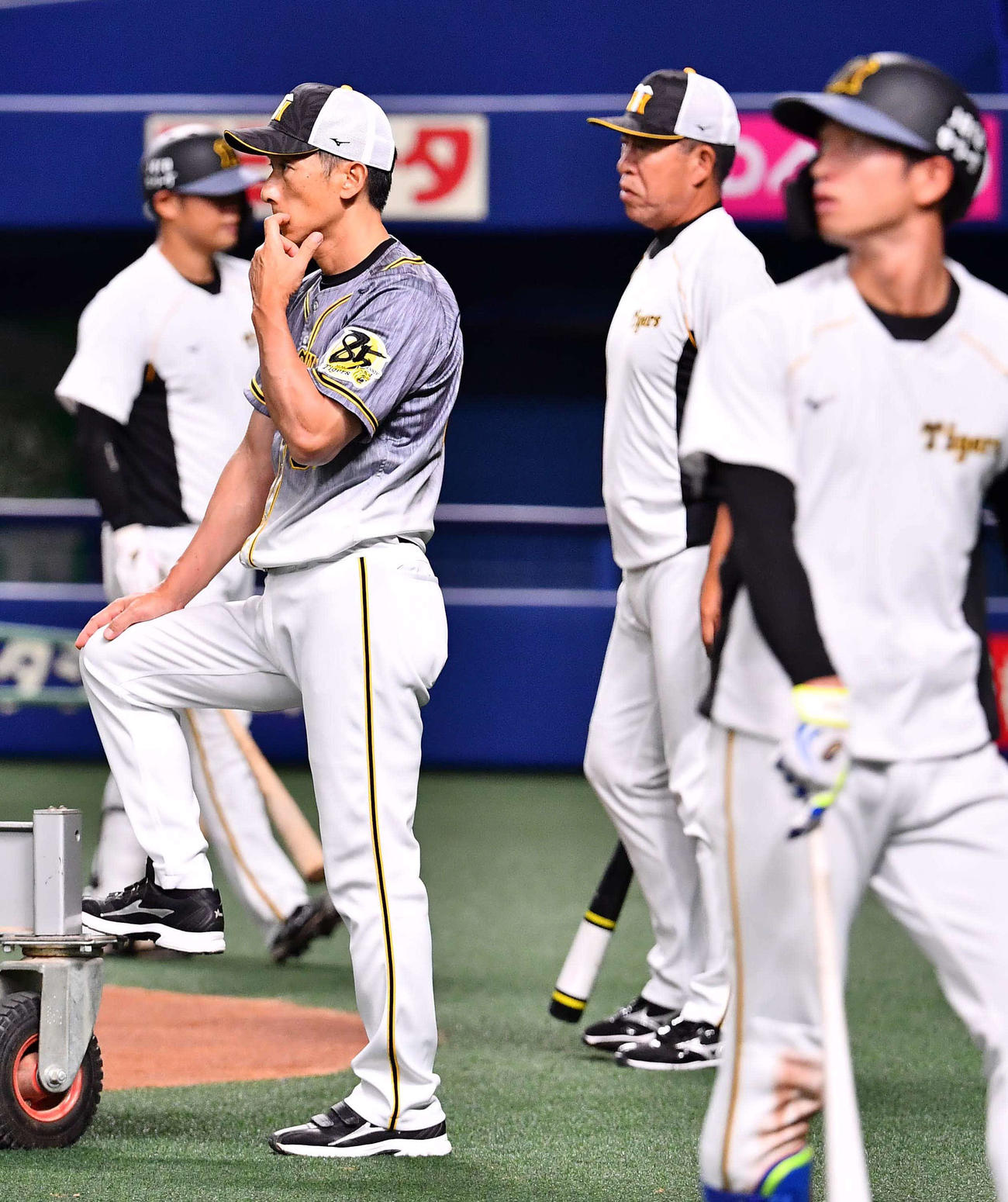中日対阪神　練習を見守る矢野燿大監督（左）。右は近本光司（撮影・上田博志）
