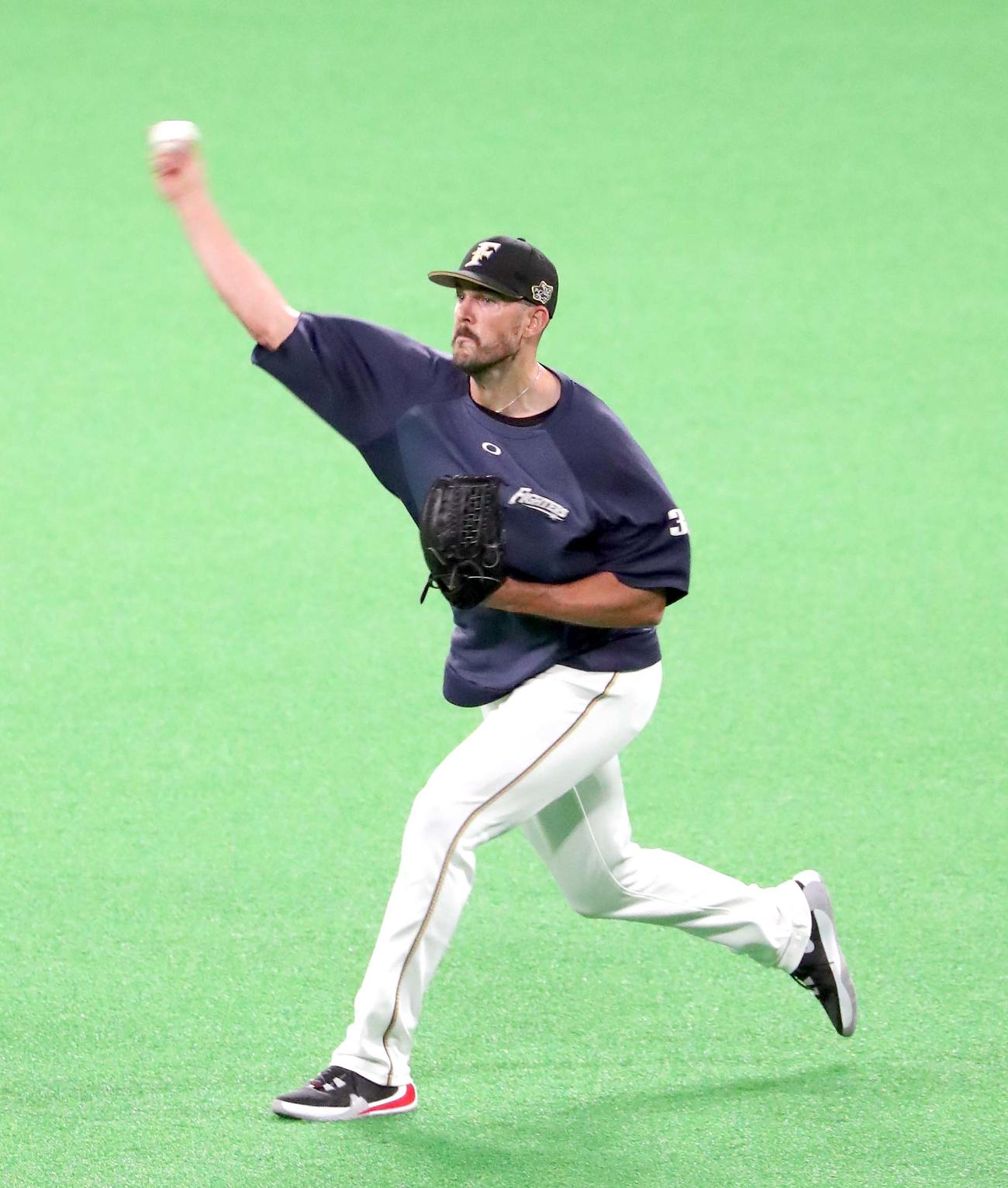 日本ハム対ソフトバンク　キャッチボールをする日本ハム・バーヘイゲン（撮影・佐藤翔太）