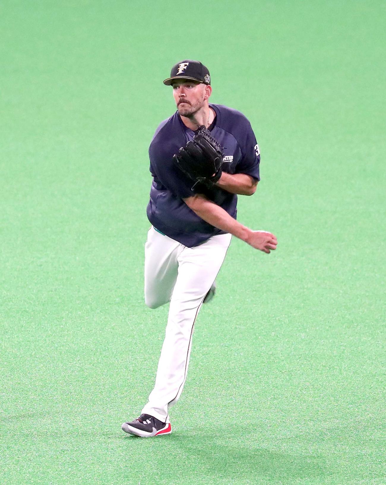 日本ハム対ソフトバンク　キャッチボールをする日本ハム・バーヘイゲン（撮影・佐藤翔太）