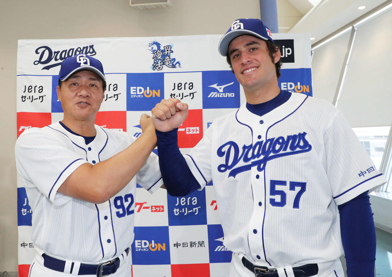 育成から支配下登録され会見後、与田監督（左）とポーズを決めるA・マルティネス