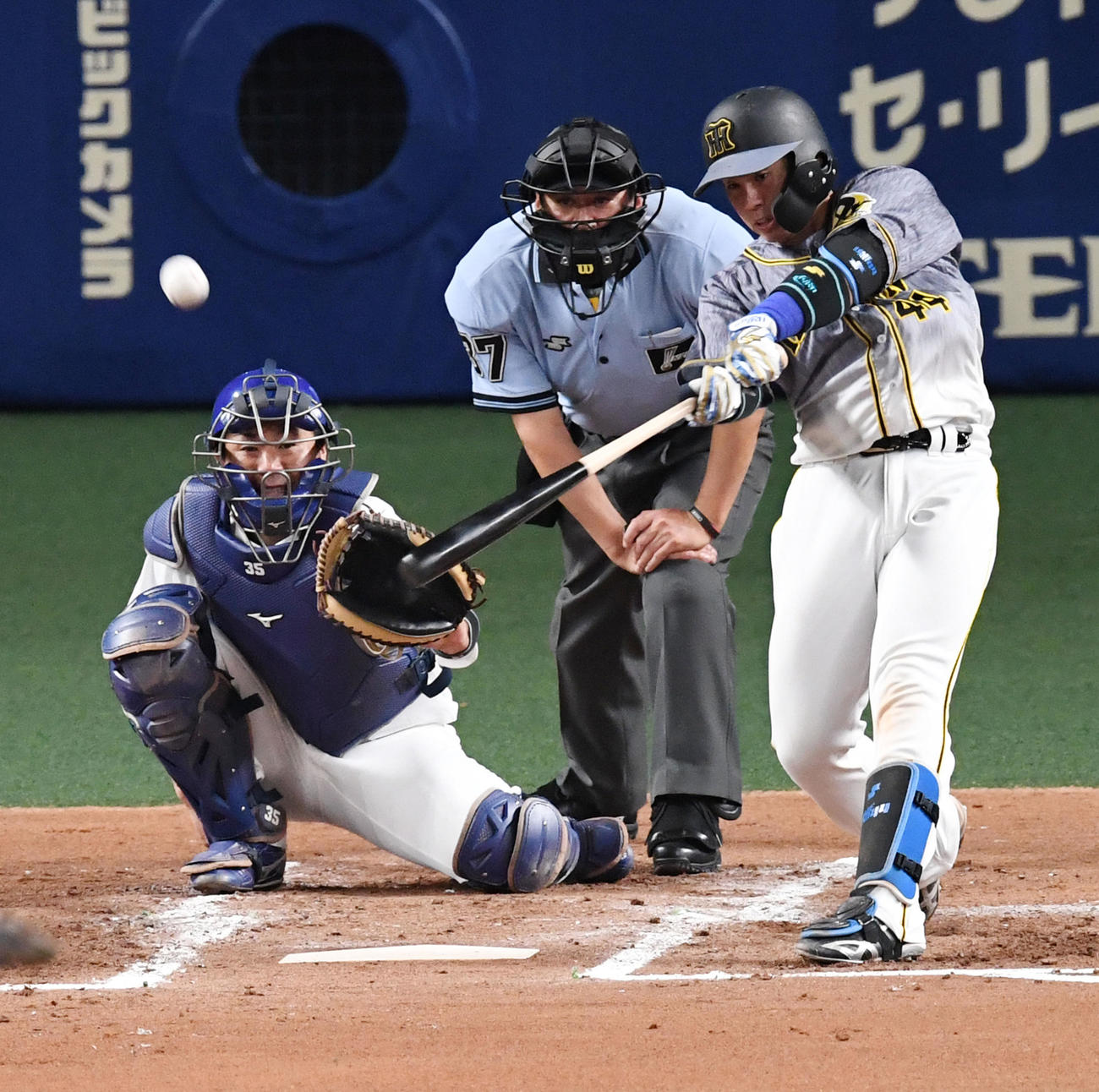 中日対阪神2回戦3回表阪神1死、梅野隆太郎は先制の右越え本塁打を放つ（撮影・前岡正明）