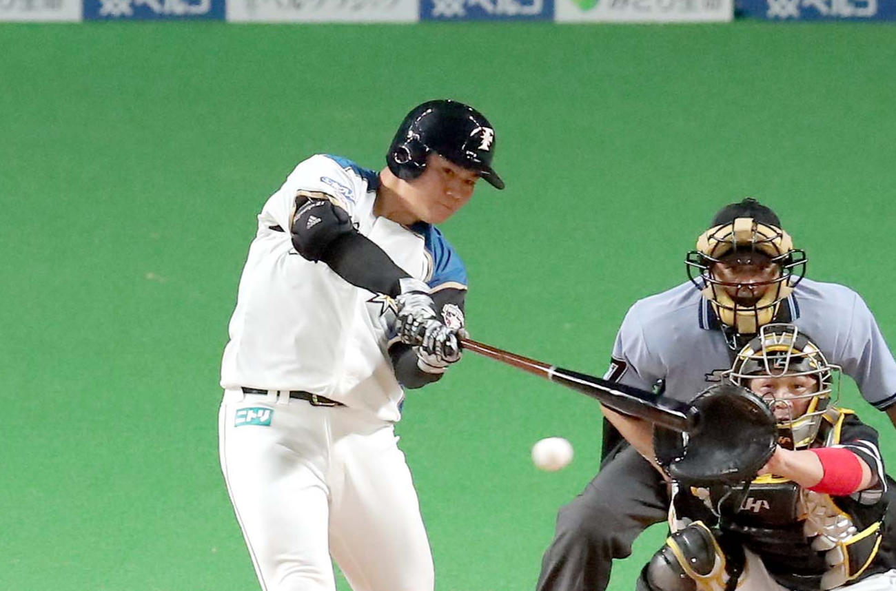 日本ハム対ソフトバンク　2回裏日本ハム1死、清宮は二塁打を放つ（撮影・佐藤翔太）