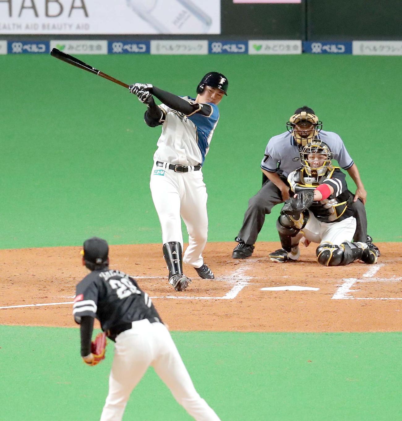 日本ハム対ソフトバンク　2回裏日本ハム1死、清宮は二塁打を放つ（撮影・佐藤翔太）