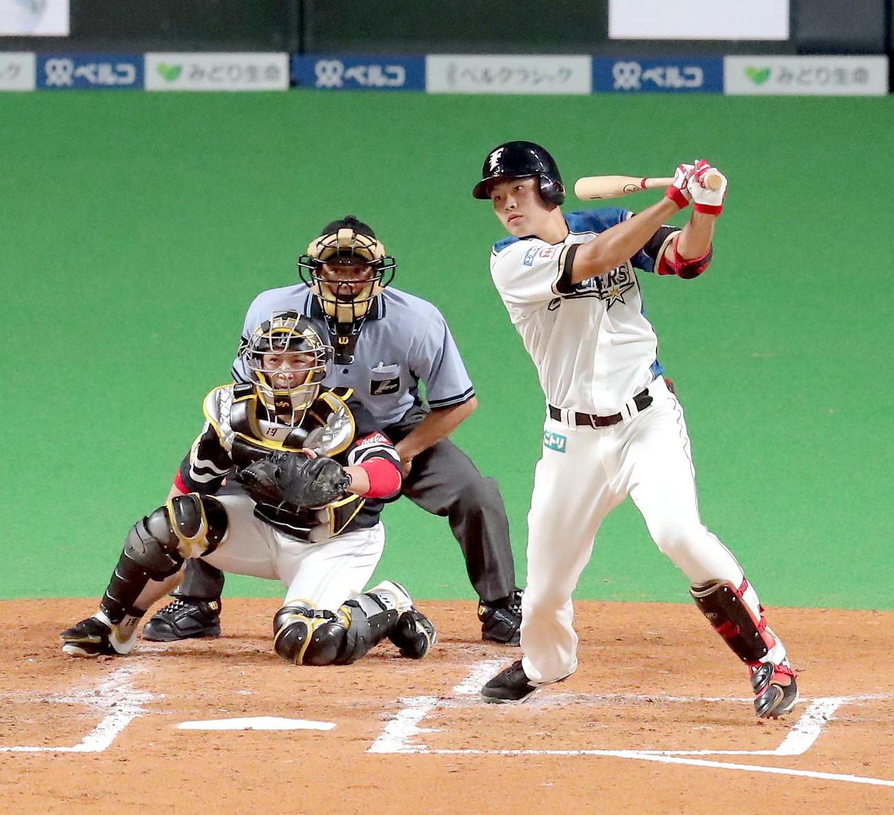 日本ハム対ソフトバンク　2回裏日本ハム1死二塁、野村は右前打を放つ（撮影・佐藤翔太）