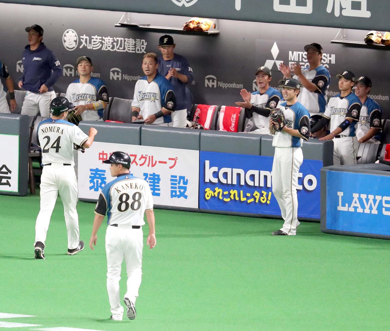 日本ハム対ソフトバンク　本拠地初安打を放ちチームメートに出迎えられる日本ハム野村（左）（撮影・佐藤翔太）