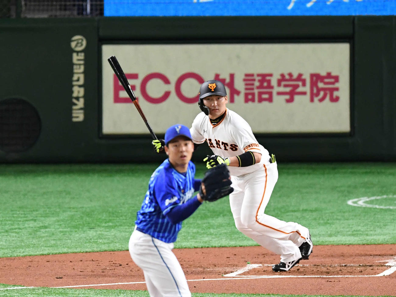 巨人対DeNA　1回裏巨人無死三塁、丸は中前に適時打を放つ。投手桜井（撮影・山崎安昭）