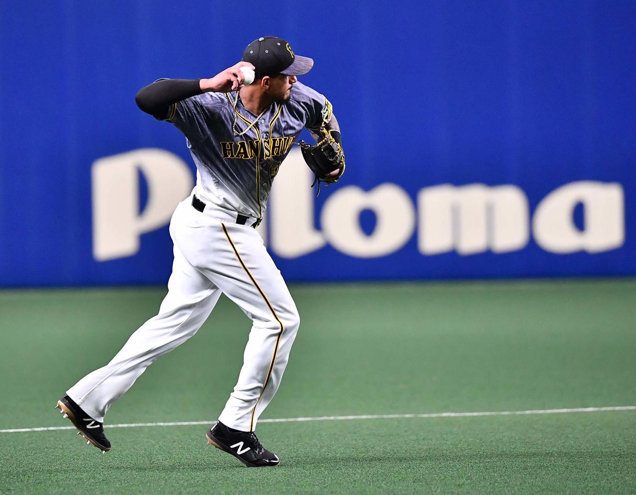 中日対阪神　4回裏中日2死一塁、阿部寿樹のゴロを捕るも二塁へ悪送球するジェフリー・マルテ（撮影・上田博志）