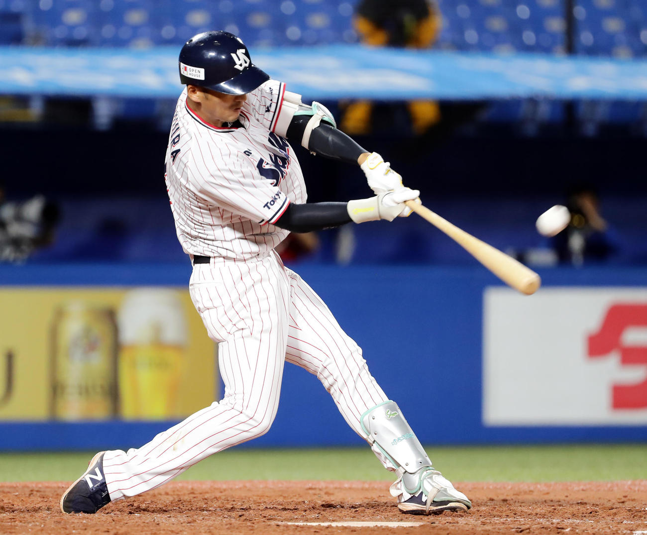 ヤクルト対広島　4回裏ヤクルト無死一塁、西浦は左翼へ逆転2点本塁打を放つ（撮影・浅見桂子）