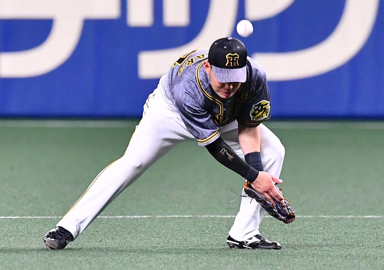 中日対阪神　5回裏中日1死一、三塁、高橋周平のゴロを後逸する糸原健斗（撮影・上田博志）