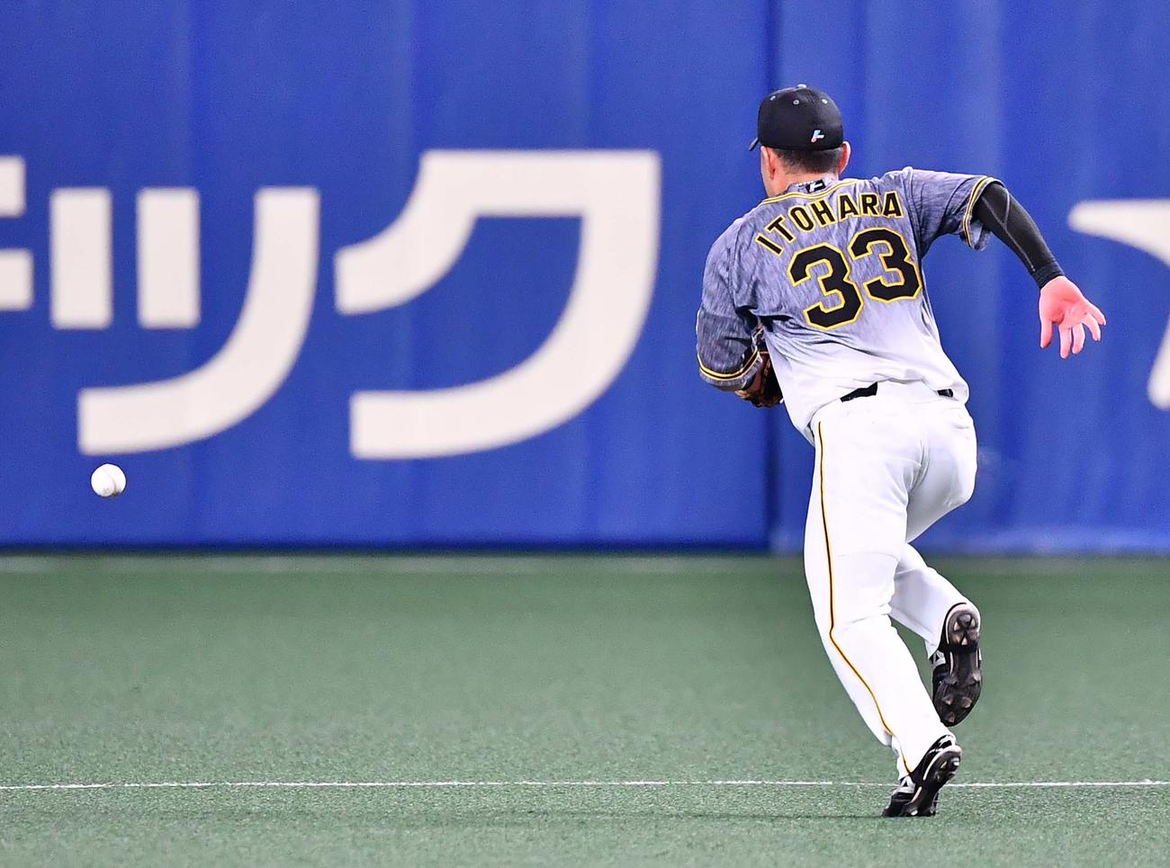 中日対阪神　5回裏中日1死一、三塁、高橋周平のゴロを後逸する糸原健斗（撮影・上田博志）