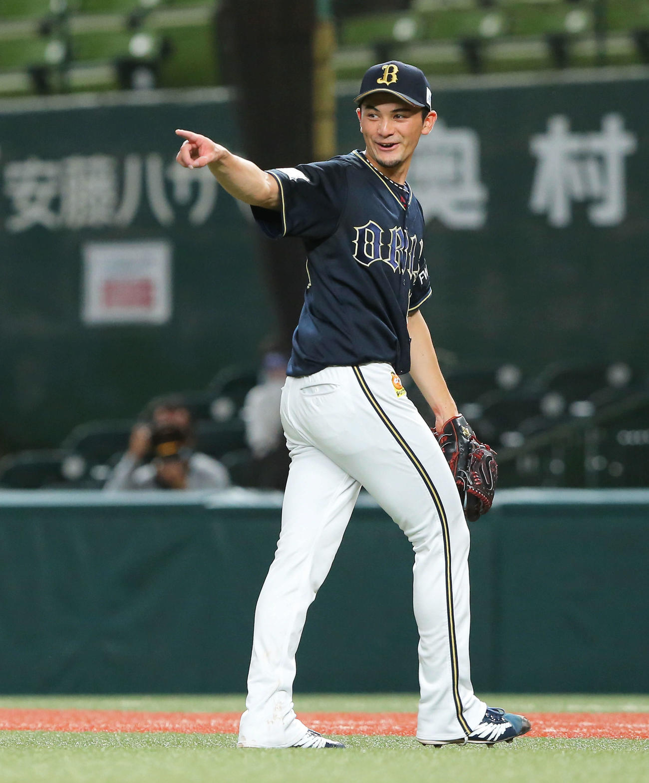 西武対オリックス　4回裏西武2死、外崎を三ゴロに抑え笑顔で指差す鈴木（撮影・河田真司）