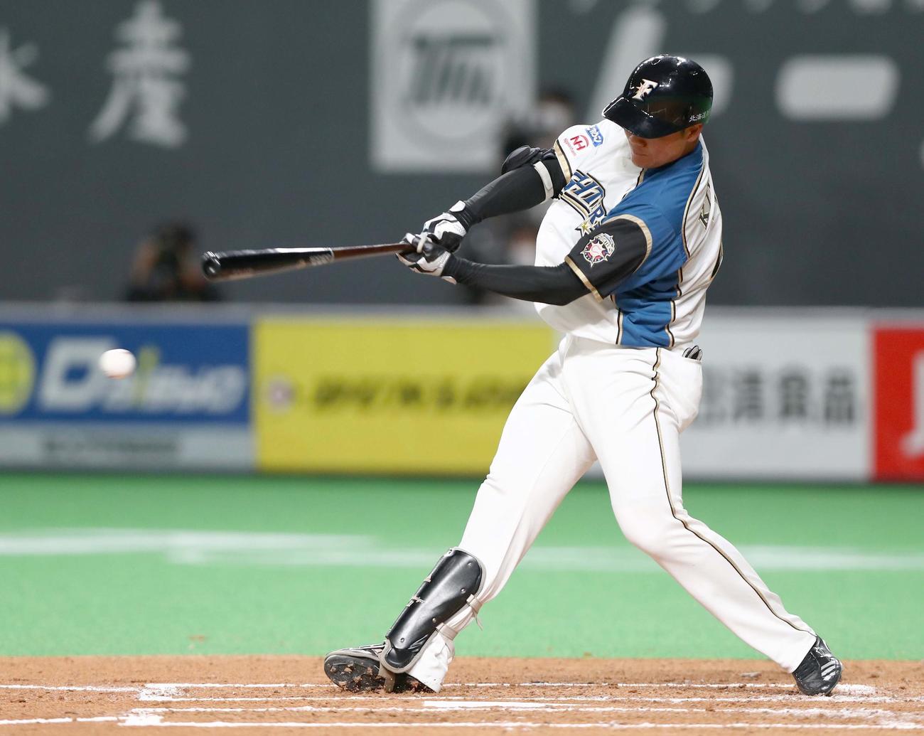 日本ハム対ソフトバンク　2回裏日本ハム1死、右翼線に二塁打を放つ清宮（撮影・黒川智章）