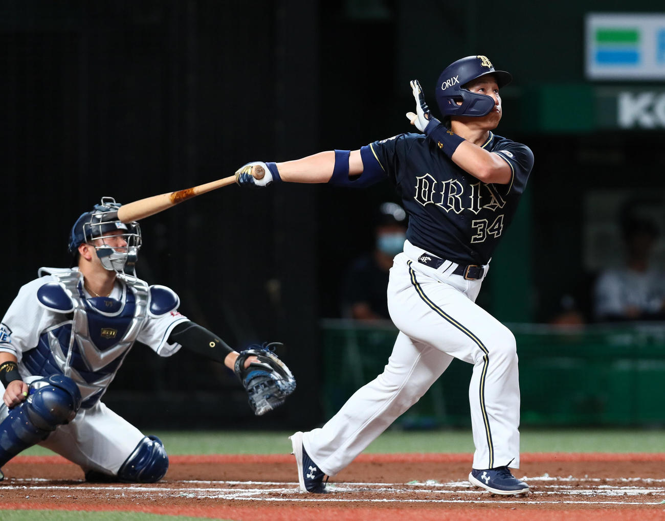 西武対オリックス　6回表オリックス無死一塁、吉田正は右越え2点本塁打を放つ。西武捕手森（撮影・足立雅史）