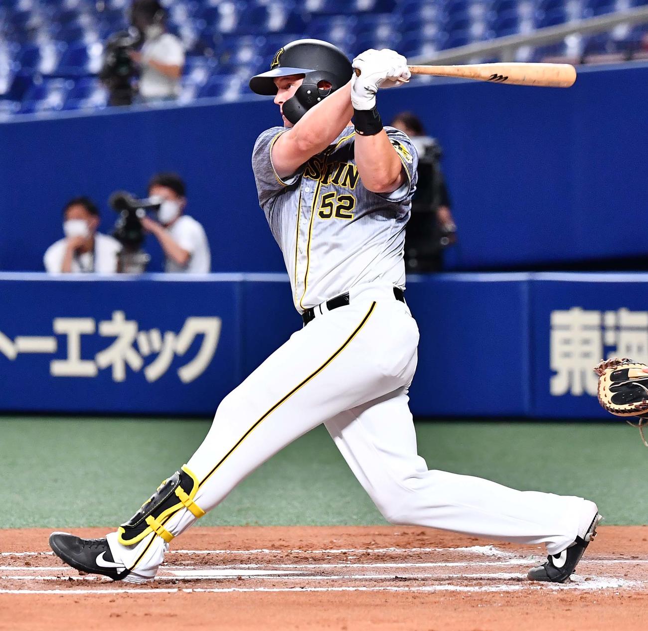 左前に適時打を放つサンズ（撮影・上田博志）