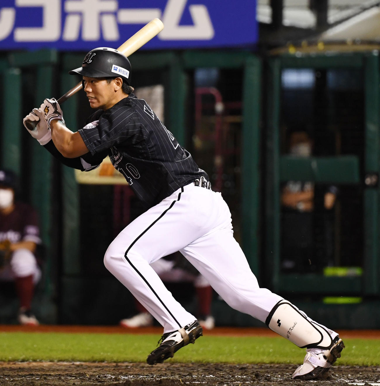 楽天対ロッテ　4回表ロッテ無死、プロ初安打となる投前安打を放つ福田光（撮影・横山健太）