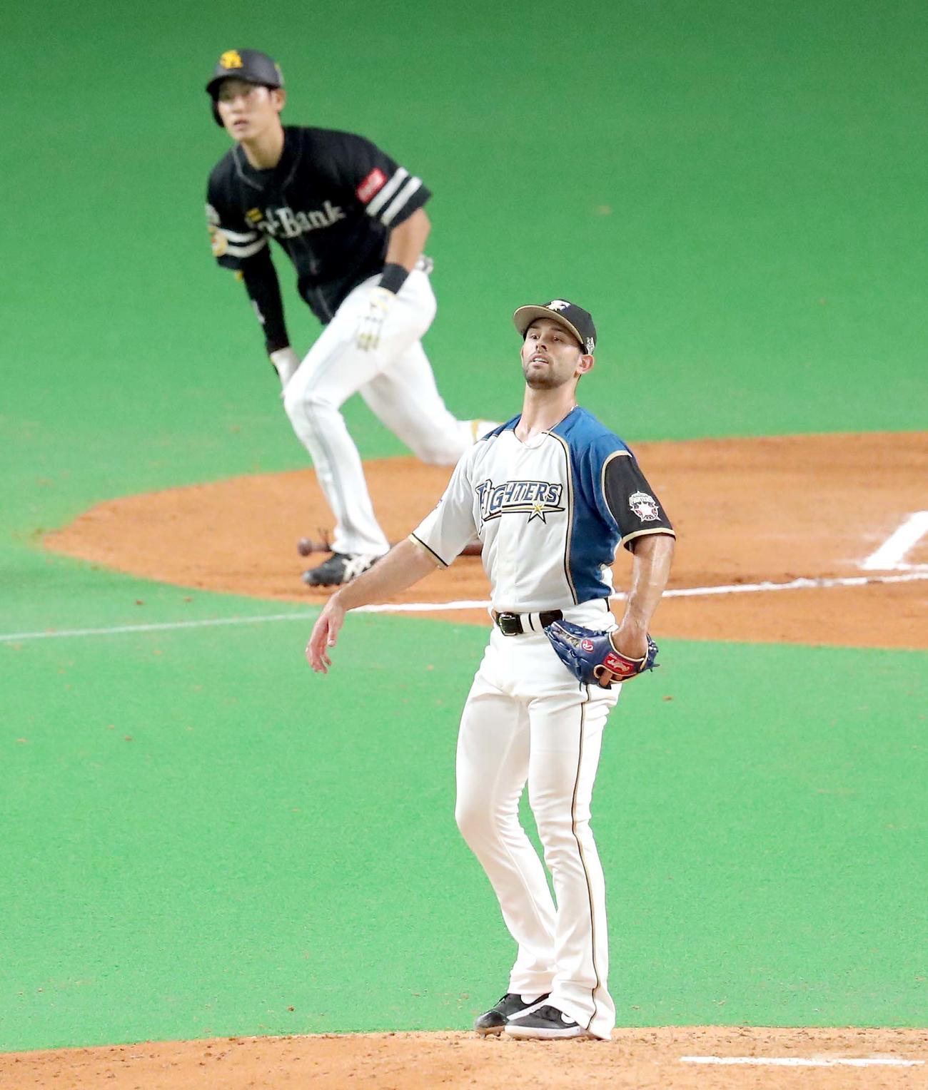 日本ハム対ソフトバンク　6回表ソフトバンク2死二塁、上林（左奥）に中前適時打を打たれる日本ハム・マルティネス（撮影・佐藤翔太）
