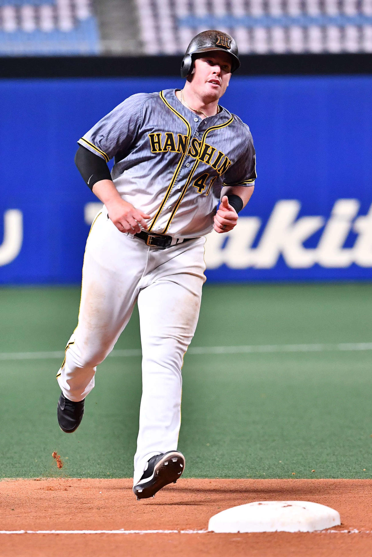 中日対阪神　9回表阪神無死、右越えに来日1号を放つボーア（撮影・上田博志）