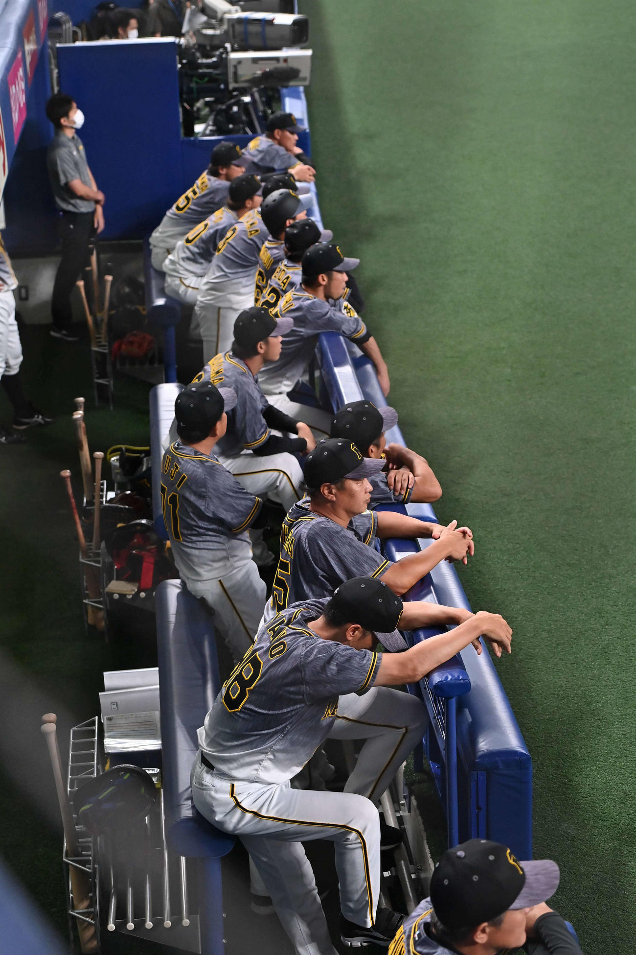 ベンチで視線を落とす矢野監督手前と阪神ナイン（撮影・上田博志）
