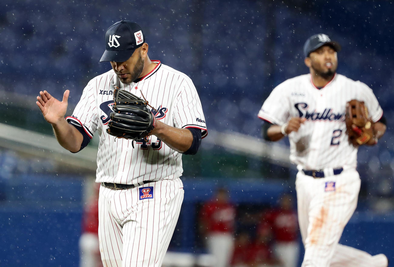 ヤクルト対広島　5回表広島2死一塁、会沢翼を遊ゴロに仕留めて拍手するスアレス（撮影・浅見桂子）