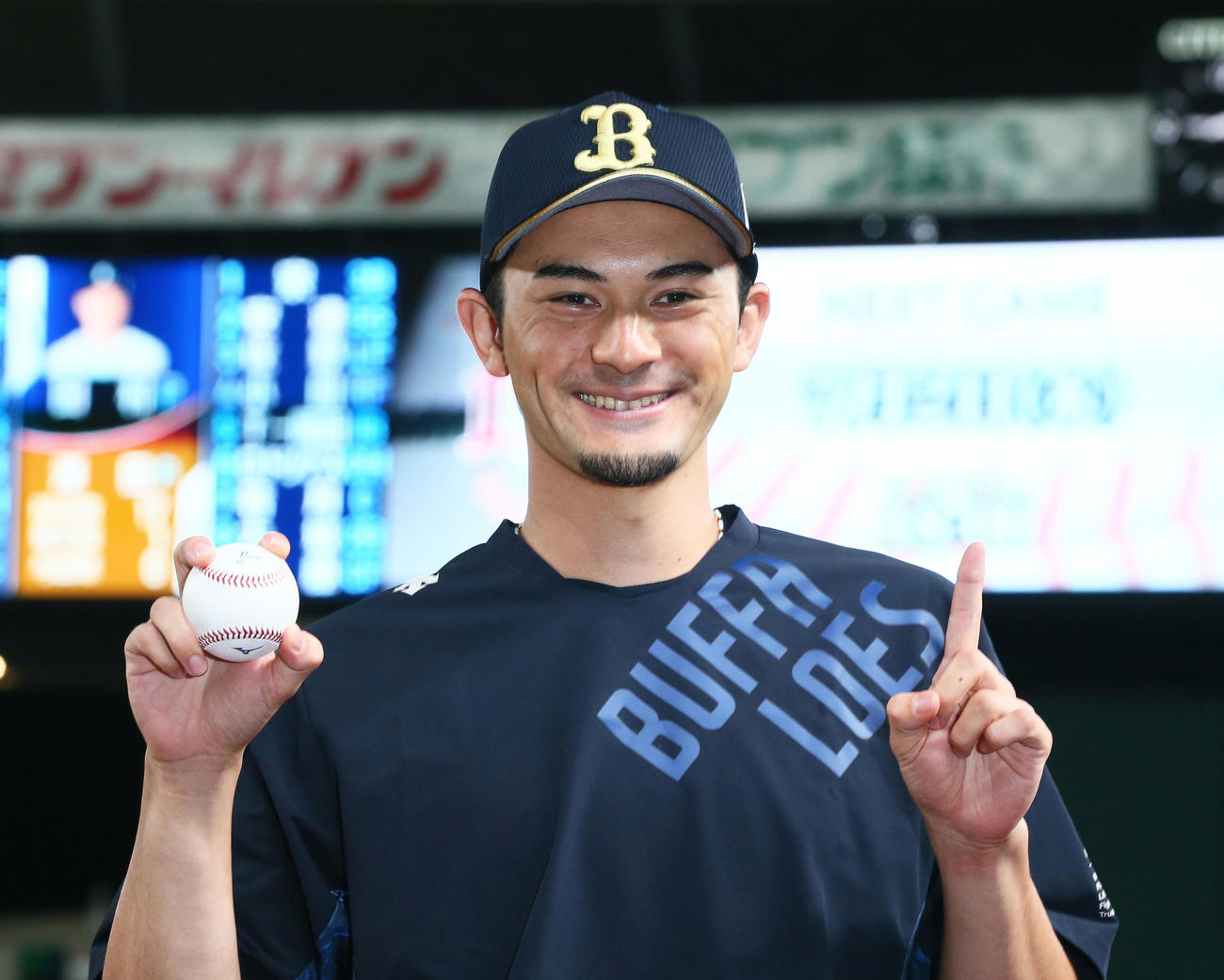 西武対オリックス　オリックス鈴木はプロ初勝利球を手に笑顔を見せる（撮影・足立雅史）