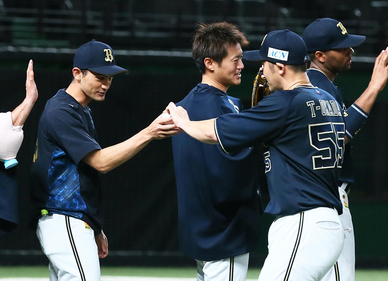 西武対オリックス　オリックス鈴木（左）はプロ初勝利球をT－岡田（右）から受け取る（撮影・足立雅史）