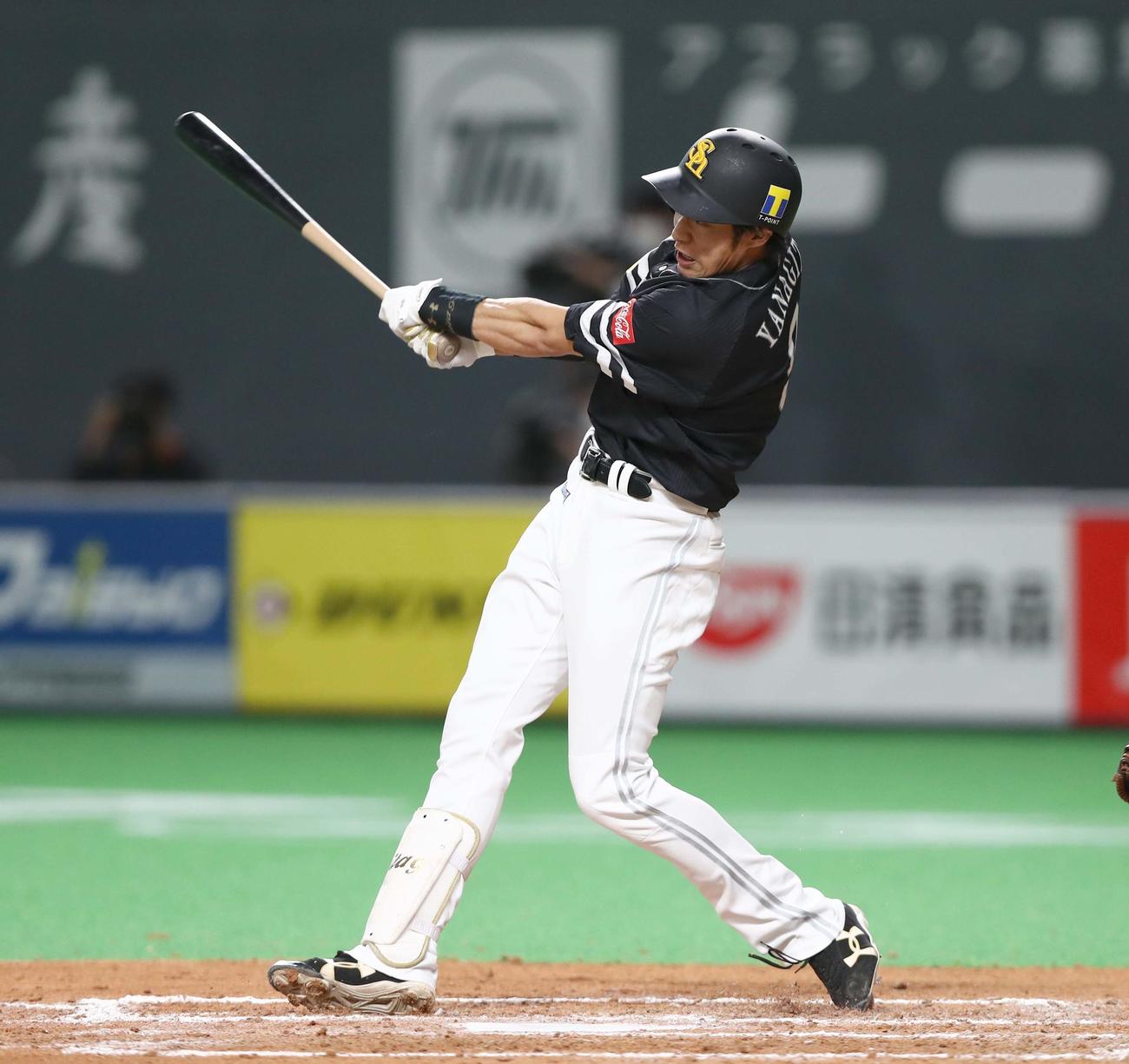 日本ハム対ソフトバンク　7回表ソフトバンク2死三塁、右前適時打を放つ柳田（撮影・黒川智章）