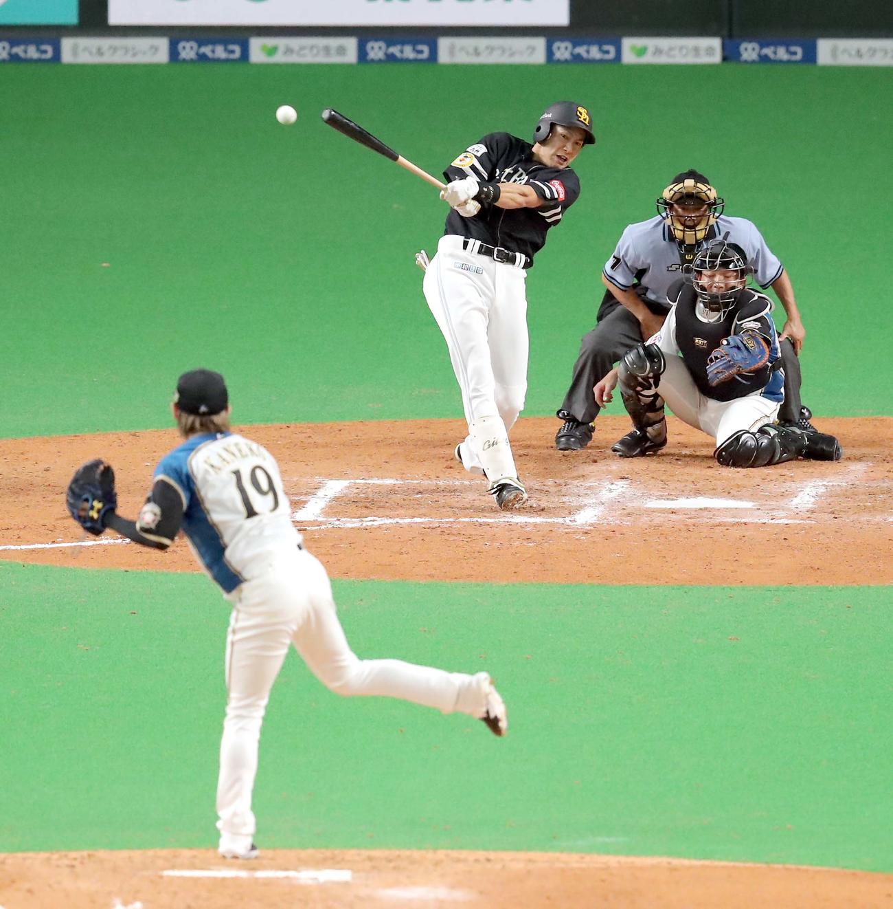 日本ハム対ソフトバンク　7回表ソフトバンク2死三塁、柳田は右前適時打を放つ（撮影・佐藤翔太）