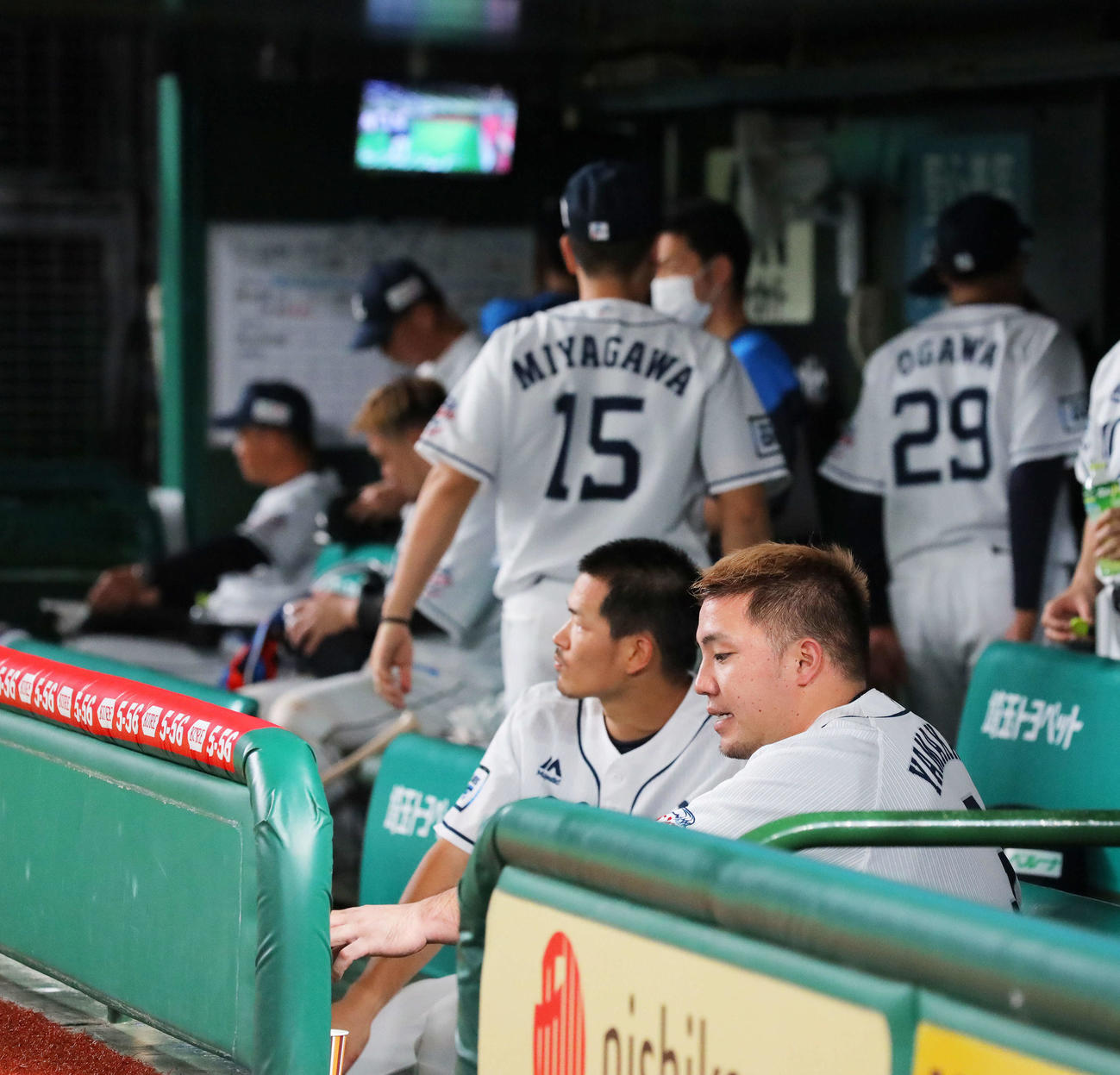 西武対オリックス　オリックスに敗れ、最終打者の西武山川穂高はベンチでうつむき肩を落とす（撮影・河田真司）