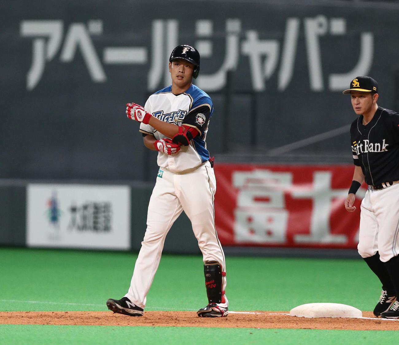 日本ハム対ソフトバンク　2回裏日本ハム1死二塁、右前打を放つ野村（撮影・黒川智章）