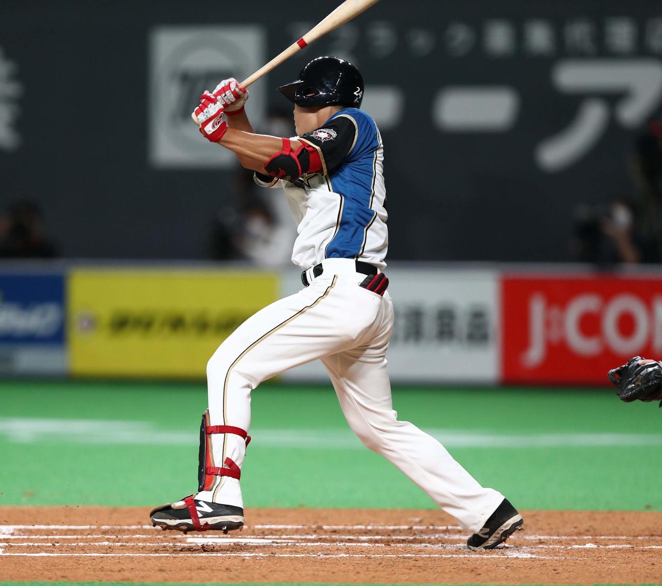 日本ハム対ソフトバンク　2回裏日本ハム1死二塁、右前打を放つ野村（撮影・黒川智章）